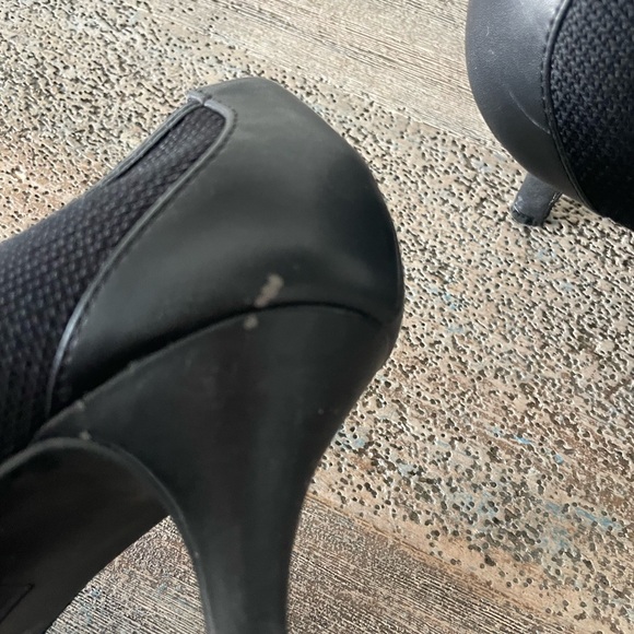 Tahari Black Toby Stretch Pumps High Heels Pointed Toe Size 9.5 Women’s Slip On - Picture 6 of 8